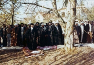 نماز امام خمینی (ره) در نوفل لوشاتو 