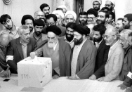 تصاویری از شرکت امام خمینی (ره) در انتخابات