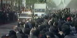 مردم در مسیر استقبال از امام خمینی (ره) پس از ورود به تهران/1