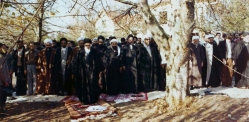 نماز امام خمینی (ره) در نوفل لوشاتو 