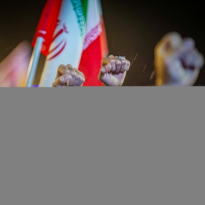 با مُشت گره کرده
