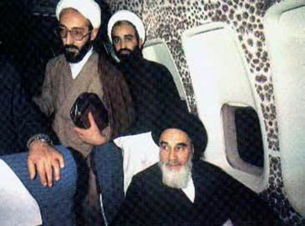  امام در مسیر بازگشت از فرانسه به تهران