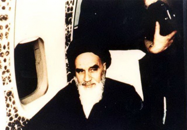  امام در مسیر بازگشت از فرانسه به تهران