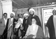 به خاطر امضای اعلامیّه مرجعیت امام زندان قزل‌قلعه را تجربه کرد