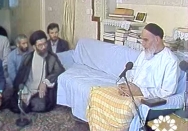 همه چیز در نظر اوست و همه چیز پیش اوست